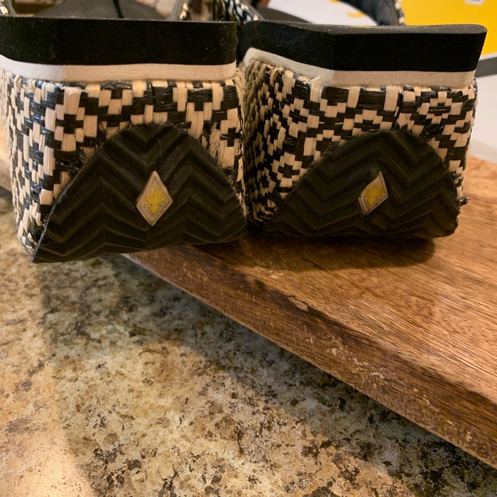 Volatile shoes